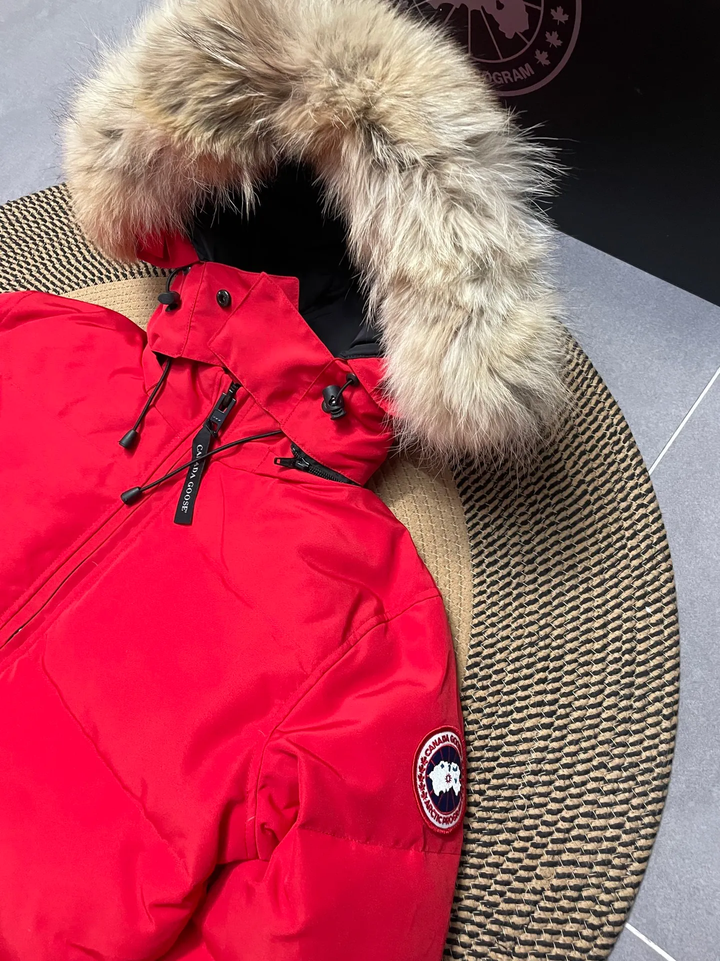 P880 Canadian CANADA GOOES 04 model/women's model. Both the Arctic and Antarctic scientific expedition teams and others choose Canada Goose as their cold-proof equipment. They are the Rolls-Royce of down jackets.  ➖ Industry-leading anti-counterfeiting chip sensing.  ➖ Imported Behringer embroidery machines and customized embroidery labels, the highest level and industry leading.  ➖ Imported Korean 21-count polyester-cotton blended original fabric, TC85 waterproof coated fabric, water-repellent, windproof and wear-resistant.  ➖ The new national standard 80 white duck down is filled with an average of 520 grams of down. The amount of down filled is industry-leading.  ➖ 100% nylon lining with double double-layer sealing design to prevent velvet running, and seamless thread design on the cuffs!  ➖ Western Canadian Green Wolf Collar.  ➖ Yoshida YKK provides original factory-customized electroplated sliders. YKK two-way lockable zippers are tight and smooth and do not peel off paint.  ➖ 3M composite Velcro is durable and the accessories and hardware are all custom-made. Only for the purest goose, the most dedicated, the most professional, the highest quality, the highest cost performance!    SIZE:XS-XXL
